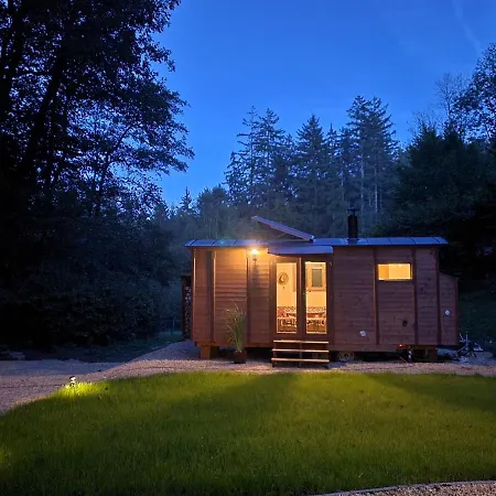펜션 Golden Valley Glamping Borotice